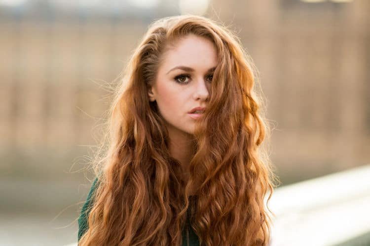 kızıl saç güzelliği i̇çin 20 ülkeyi gezdi