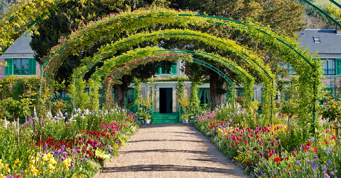 12. Giverny'deki Ünlü Bahçesini Yaratmak İçin Egzotik Çiçekler İthal Etmiştir.