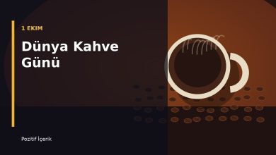 Dünya Kahve Günü için kahve çekirdekleri ve koyu kavrulmuş kahve fincanı